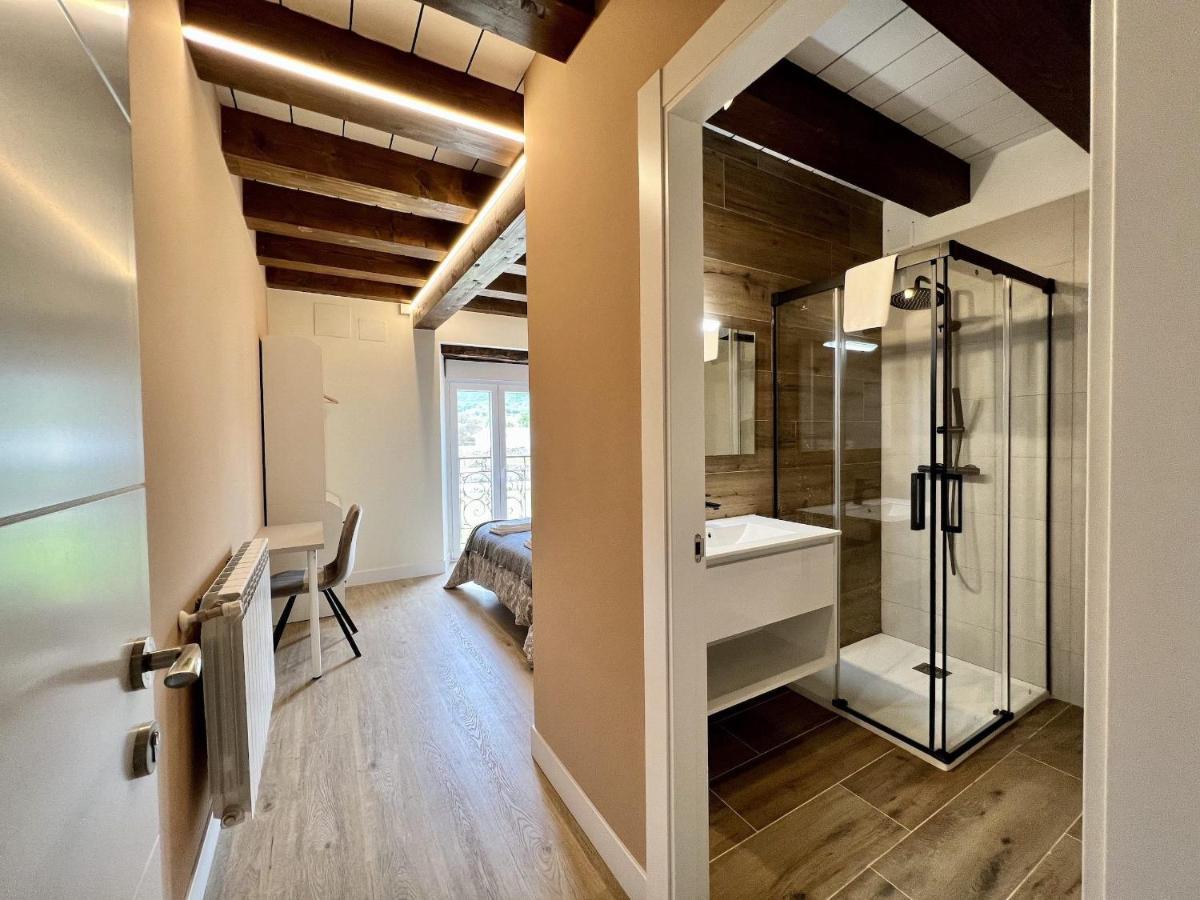 Seven-Bedroom House,1237819228:JPEG